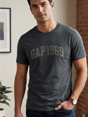 GAP Men’s Short Sleeve Crewneck T-Shirt in Charcoal with Logo